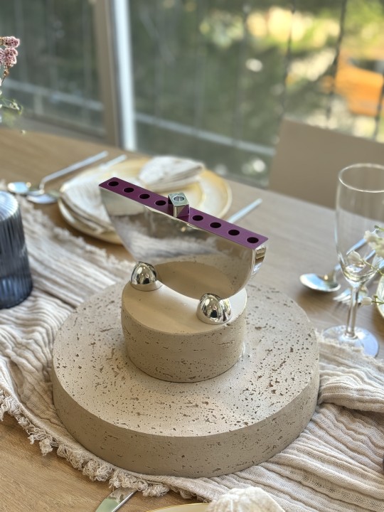 חנוכיית אלומיניום מודרנית שהופכת לנר , גי לחתונה יהודית